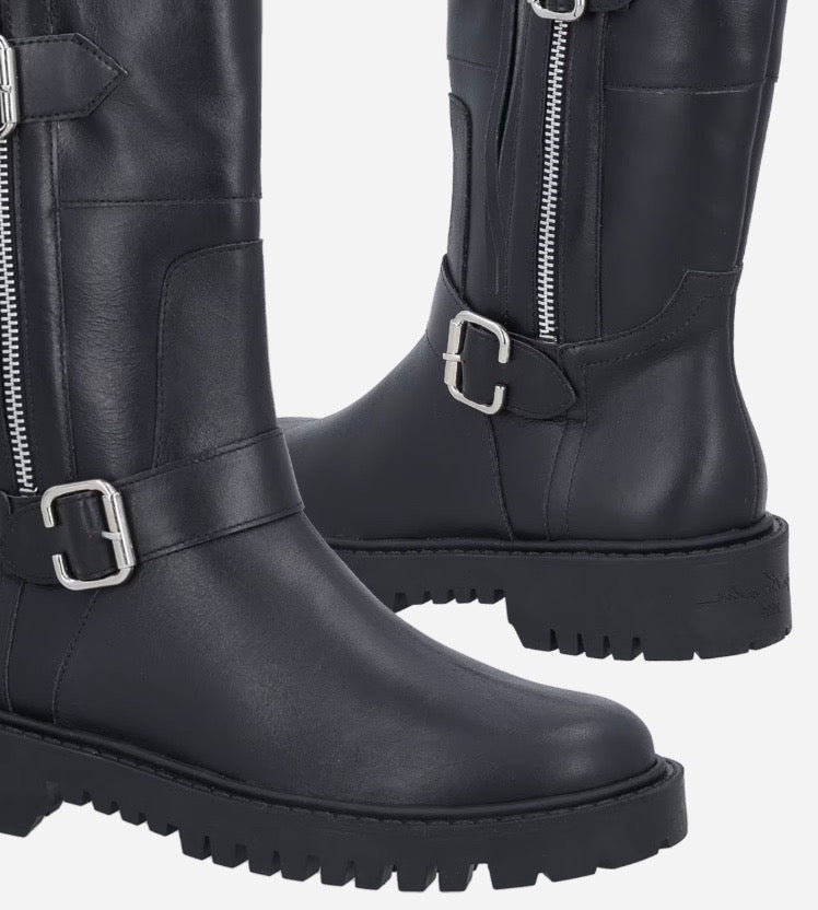 BOTA MONTARIA DE CANO MÉDIO EM COURO PRETO COM DETALHES BIKER