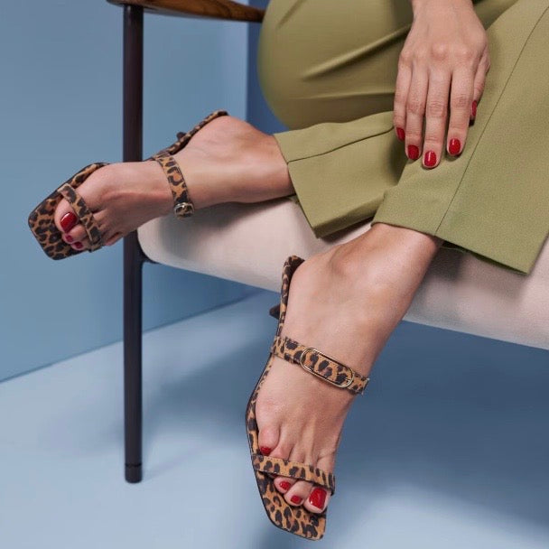 MULE EM COURO ANIMAL PRINT E SALTO KITTEN HEEL