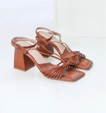 Sandália Minimal Strap – Salto Bloco com Tiras Finas Torcidas