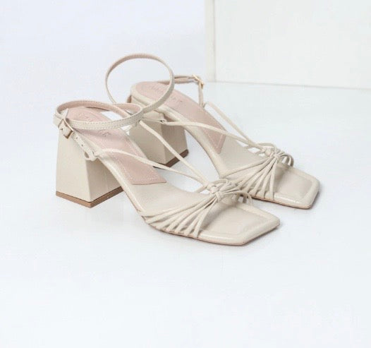 Sandália Minimal Strap – Salto Bloco com Tiras Finas Torcidas