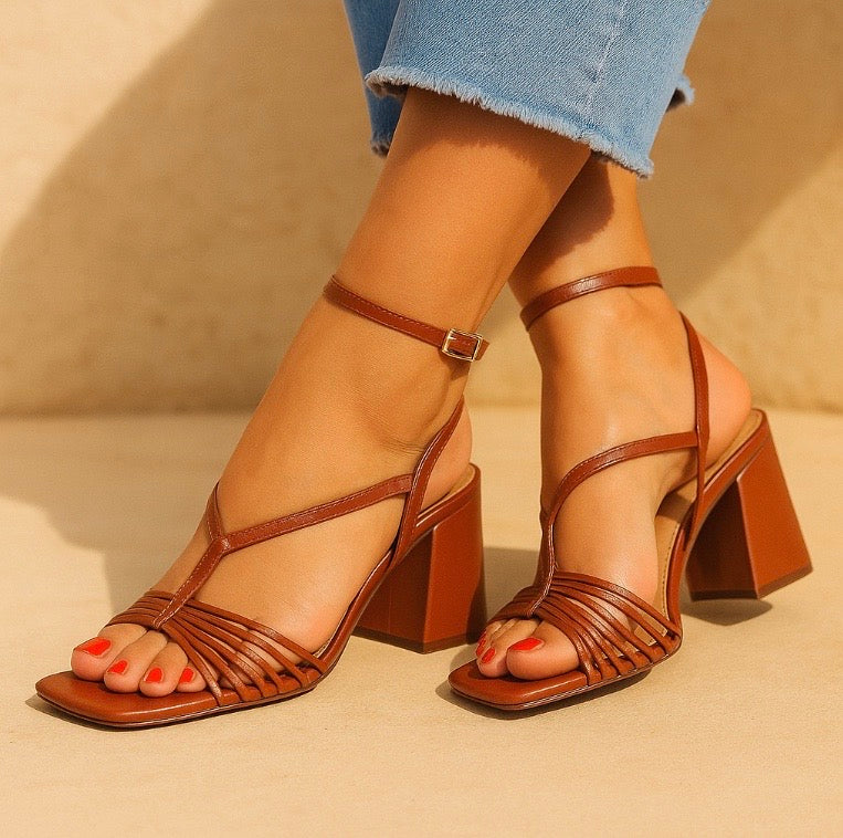 Sandália Minimal Strap – Salto Bloco com Tiras Finas Torcidas